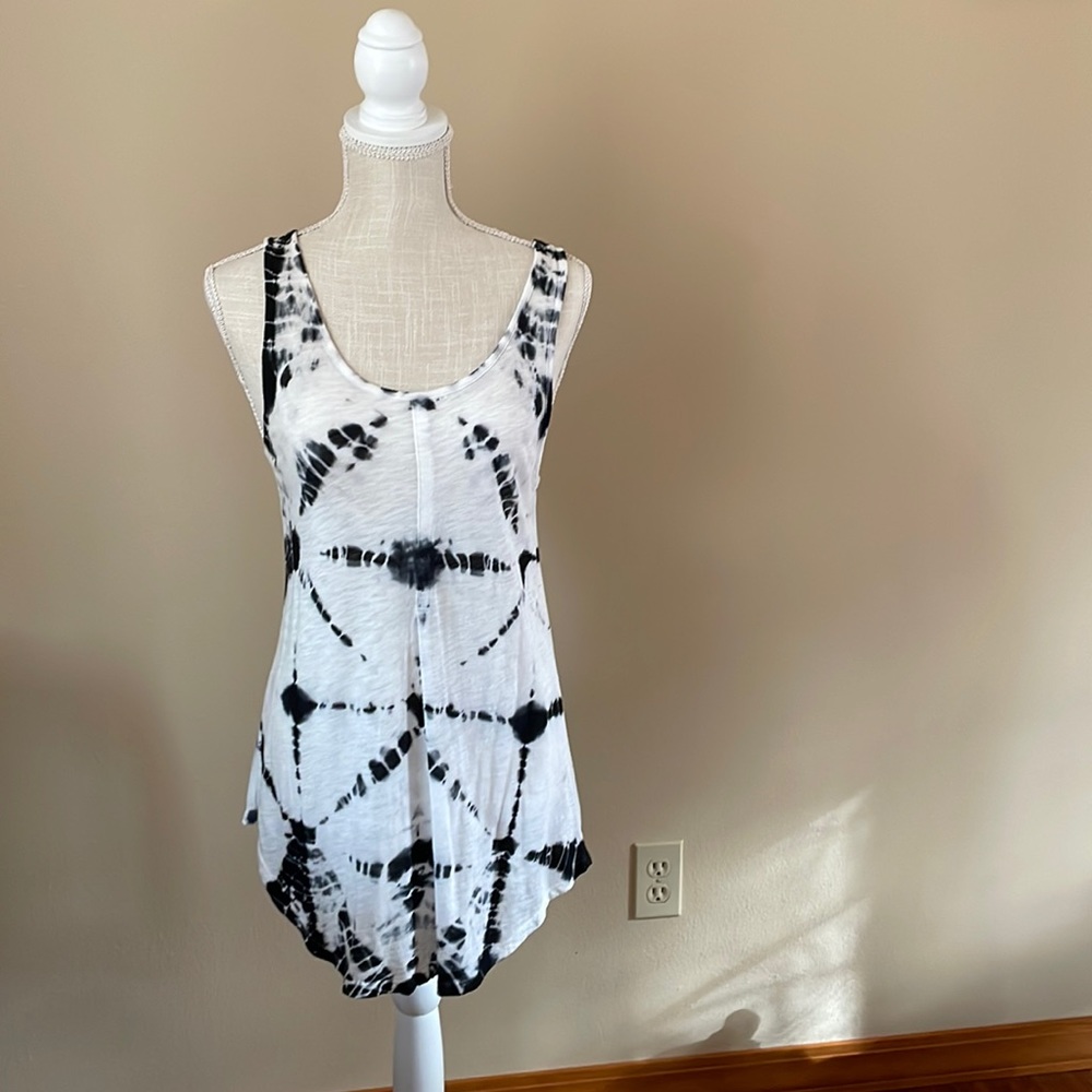 Wearables Black and White Sleeveless Tunic Tee in size small.